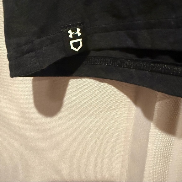 NWOT Under Armour Men's Black Short Sleeve Graphic Logo Tee Gray Print Size L - Picture 6 of 9